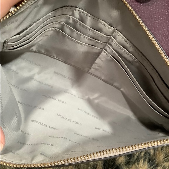 MICHAEL KORS LEATHER TOTE AND POUCH - Picture 5 of 11